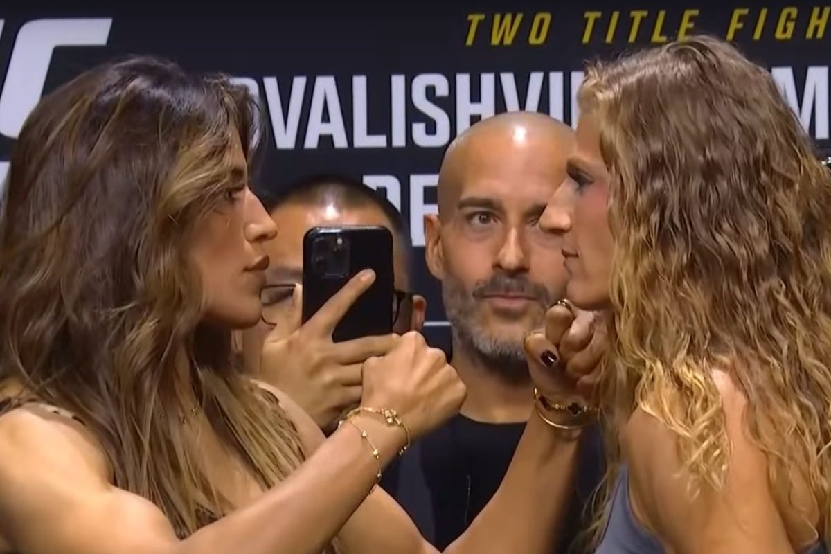 Julianna Peña e Kayla Harrison se encarando durante a coletiva de imprensa do UFC 316