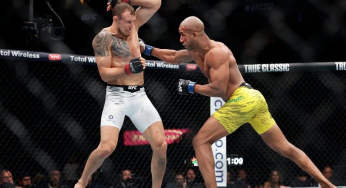Gregory Robocop nocauteia Hermansson no 1º round e volta a vencer no UFC
