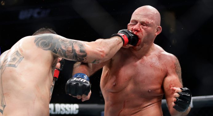 Jhonata Diniz supera invicto Alvin Hines e volta a vencer no UFC 317