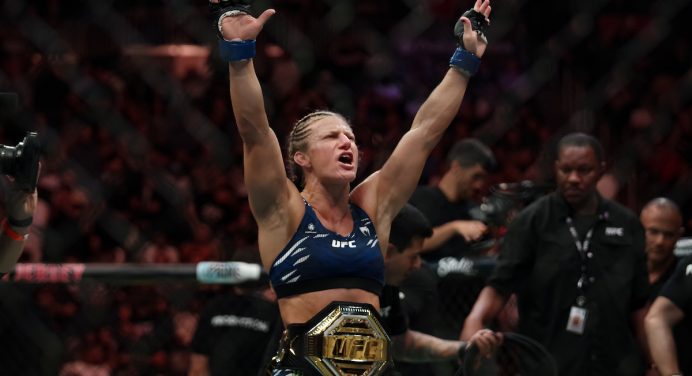 Kayla Harrison finaliza Julianna Peña e conquista cinturão peso-galo no UFC 316
