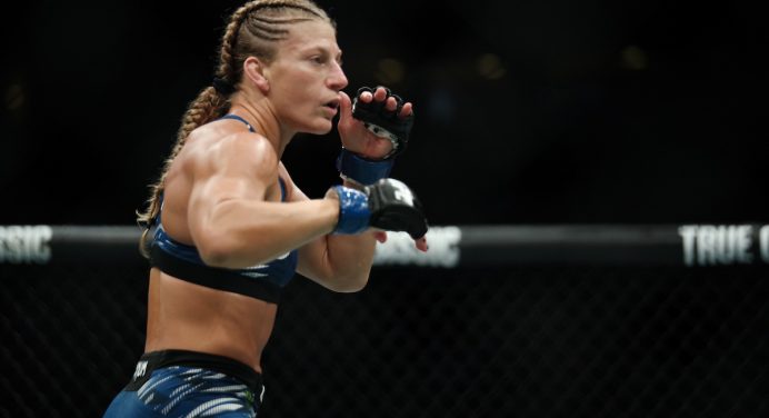 Sem paciência? Kayla Harrison cogita plano B caso luta com Amanda Nunes não avance