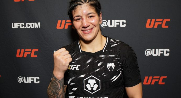 Ketlen Vieira exalta aulas particulares com José Aldo após vitória no UFC Vegas 107: “Honra”