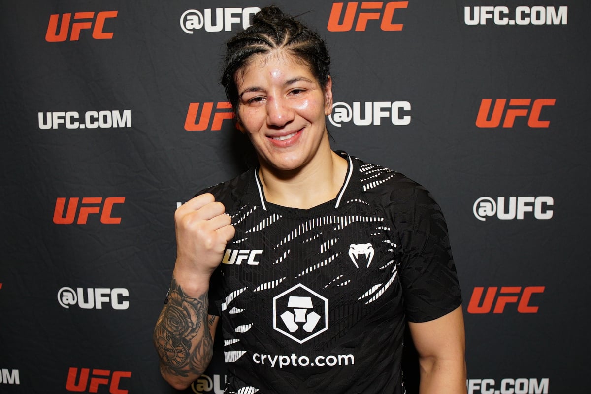 Sorridente, Ketlen Vieira posa para foto após vitória no UFC Vegas 107