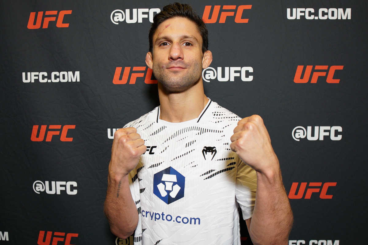 Com punhos cerrados, Allan Puro Osso posa para foto após vitória no UFC Vegas 107