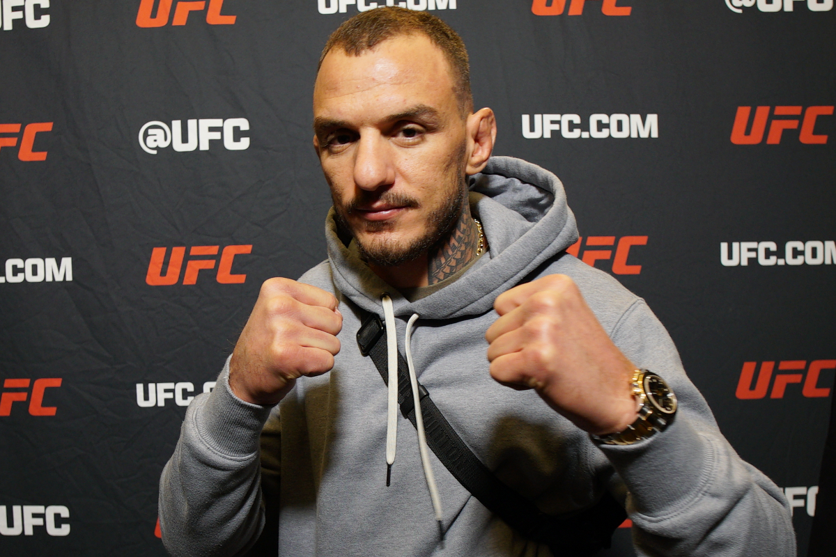 De moletom, Renato Moicano posa para foto no media day do UFC 317