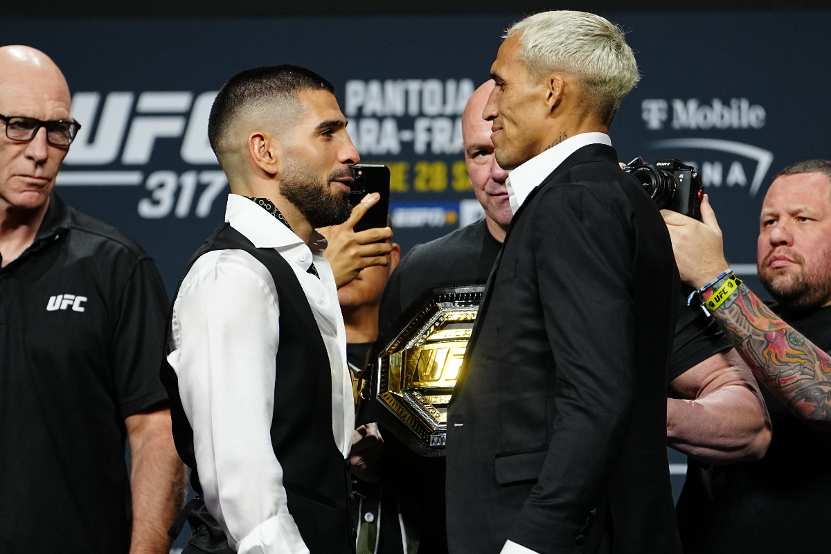 Topuria e Charles ficam frente a frente na coletiva do UFC 317