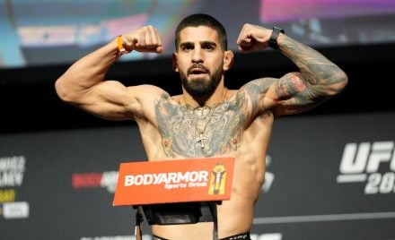 Ilia Topuria passa pela balança do UFC 282