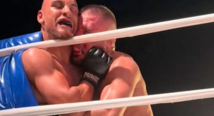 À la Mike Tyson! Lutador morde e arranca pedaço de orelha de rival em luta de MMA; veja
