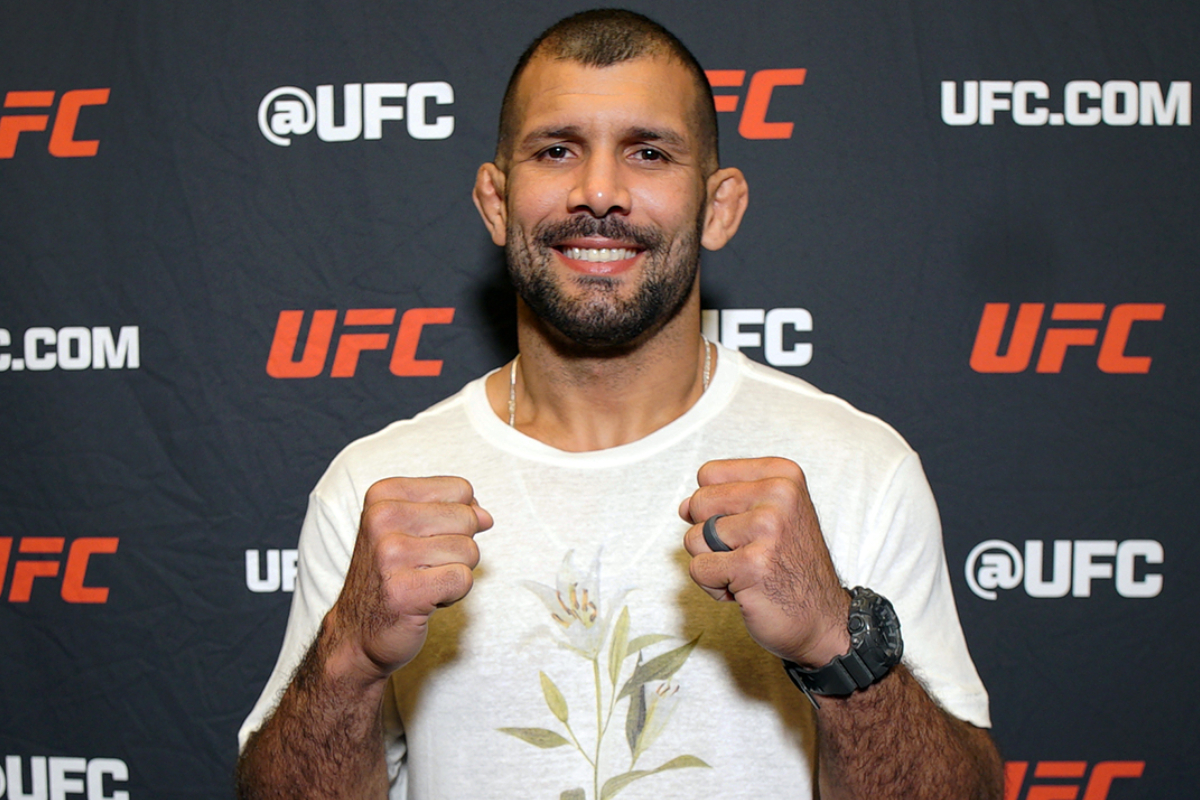Sorridente, Rodolfo Vieira posa para foto no media day do UFC Vegas 108