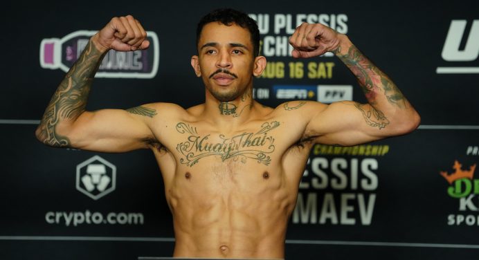 Brasileiros passam ilesos pela balança do UFC 322; Della Maddalena dá susto