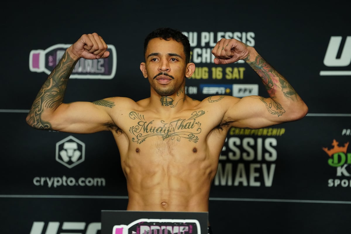Carlos Prates na balança da pesagem oficial do UFC 319
