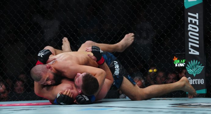 Cobertor humano! Du Plessis descreve sensação de impotência contra Chimaev no UFC 319