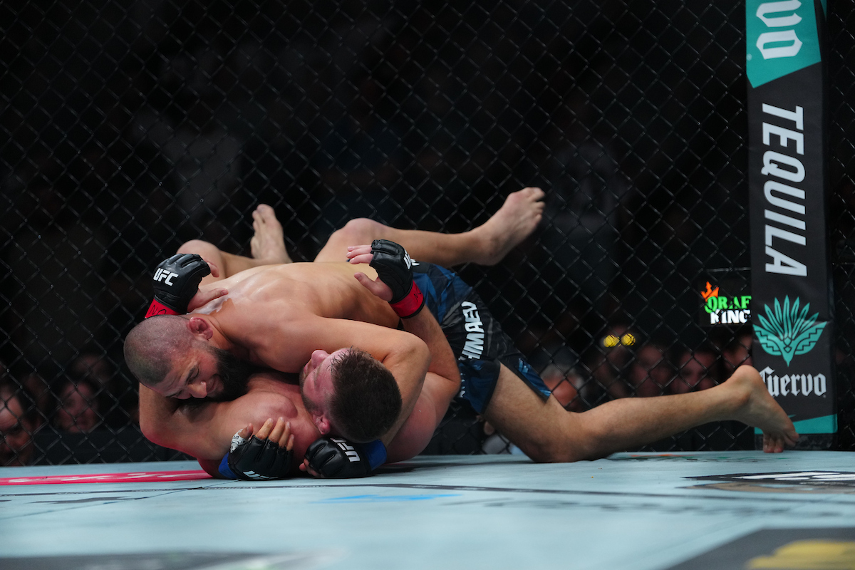 Khamzat Chimaev dominou Dricus du Plessis na luta agarrada no UFC 319