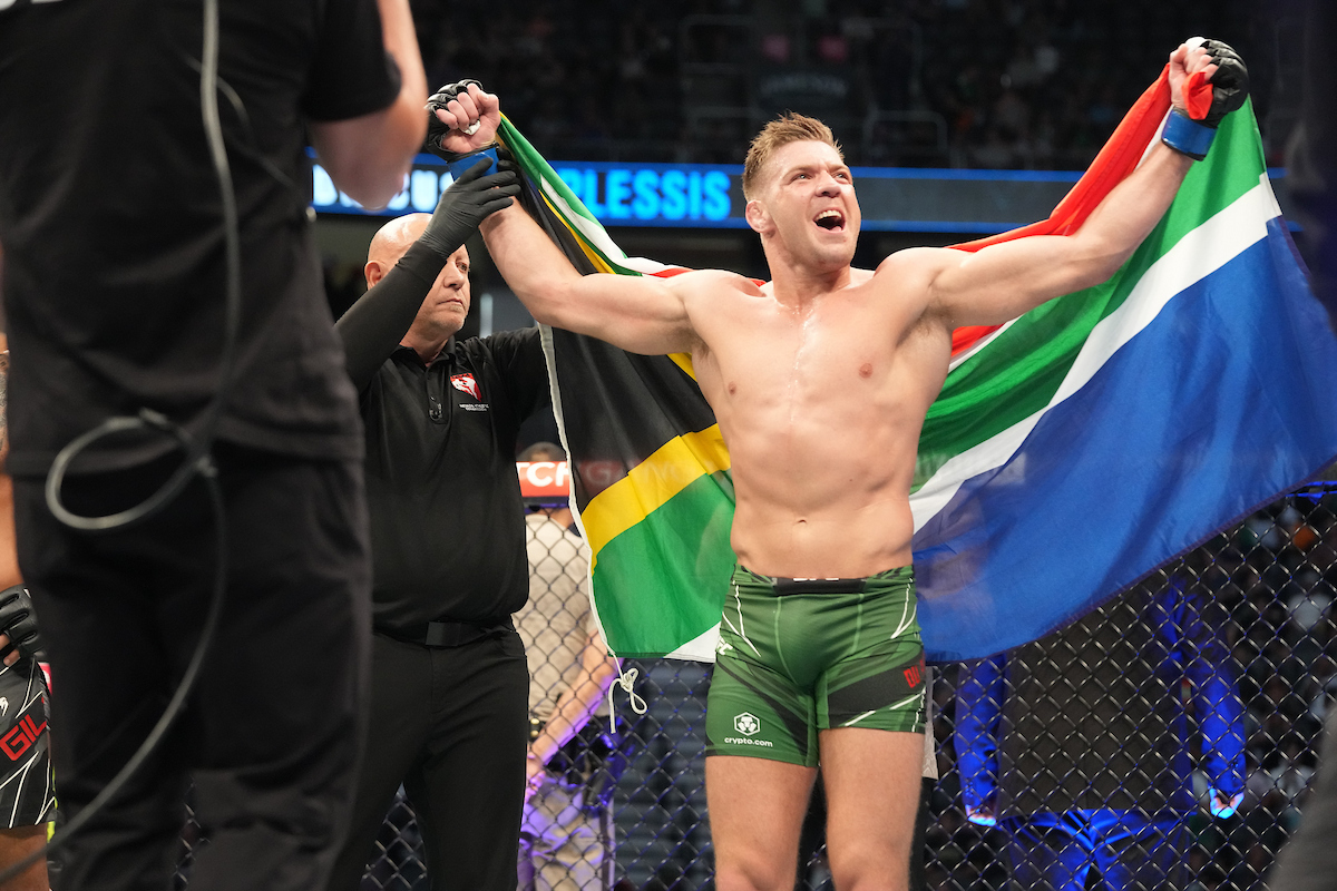 Dricus du Plessis comemora sua vitória no UFC 264