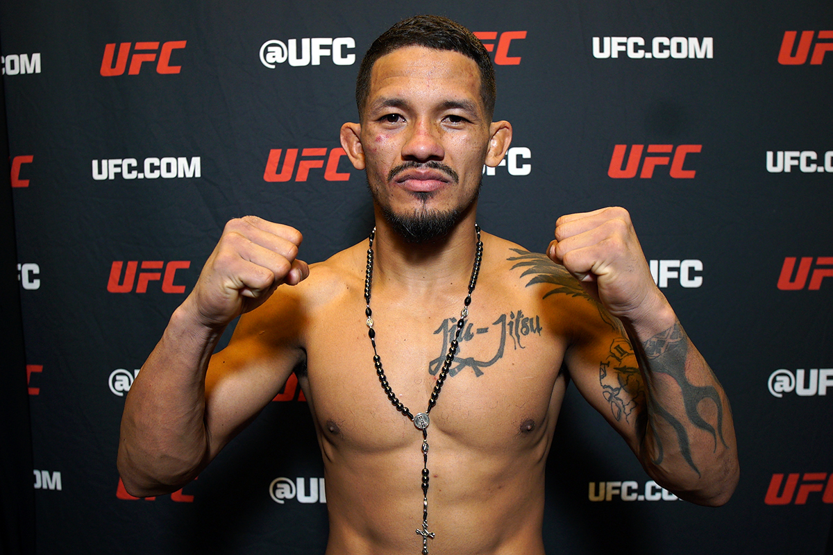 De punhos cerrados, Rafael Macapá posa para foto após vencer no UFC Vegas 108