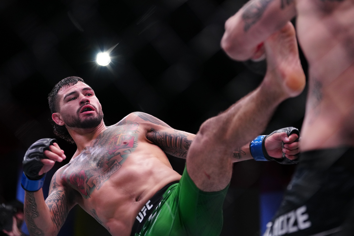 Anthony Hernandez desferindo um chute no UFC Vegas 109