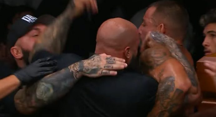 Caos! Lutador e segurança brigam fora do ringue em evento de boxe; veja