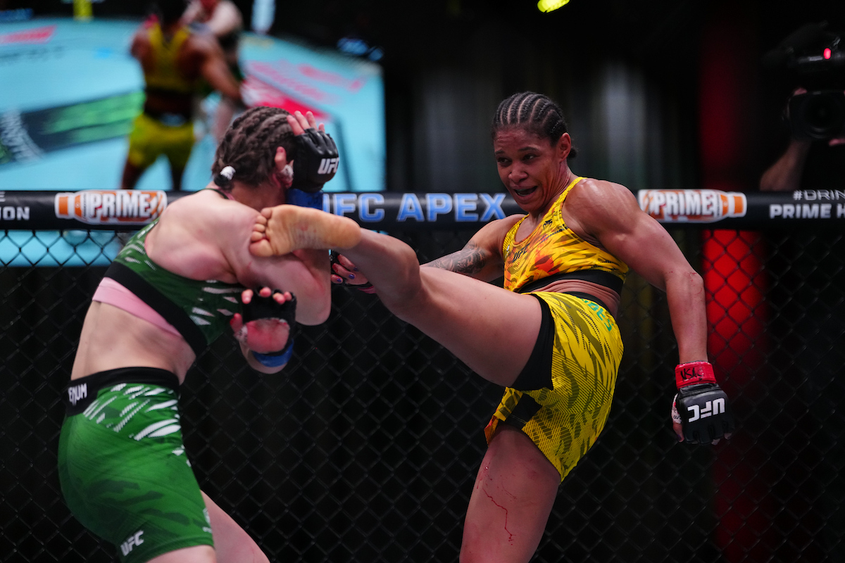 Gabriella TKO Fernandes acertando um chute em Julija Stoliarenko no UFC Vegas 109