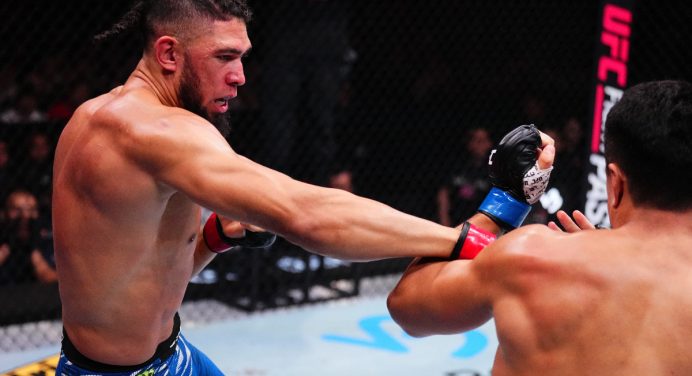 Johnny Walker celebra retorno triunfal no UFC Xangai após período de inatividade