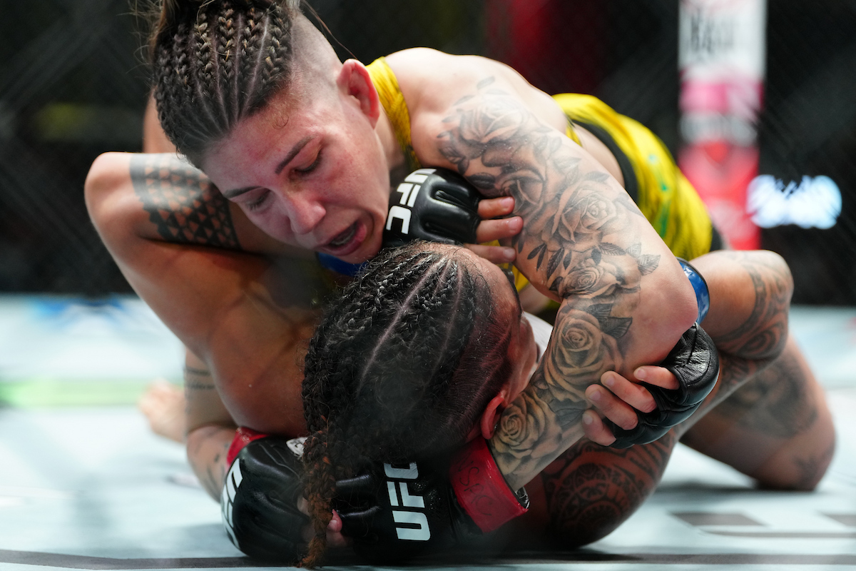 Karol Rosa amassa Nora Cornelle no chão