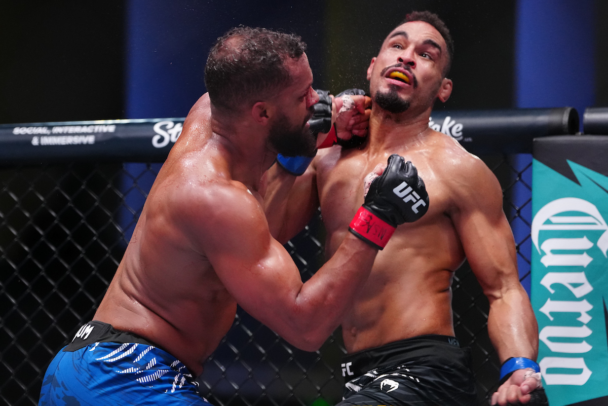 Julius Walker acertando um golpe em Rafael Cerqueira no UFC Vegas 190