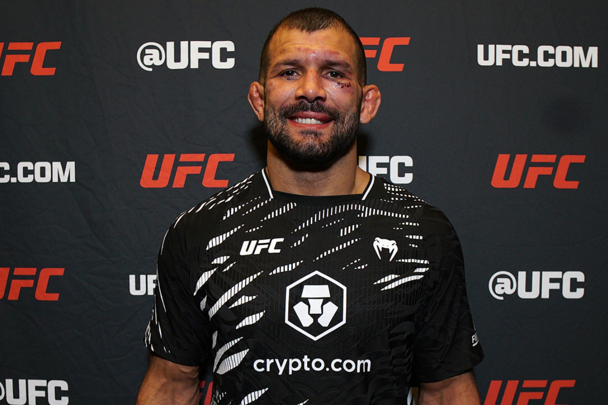 Com alguns hematomas, Rodolfo sorri após vitória no UFC Vegas 108