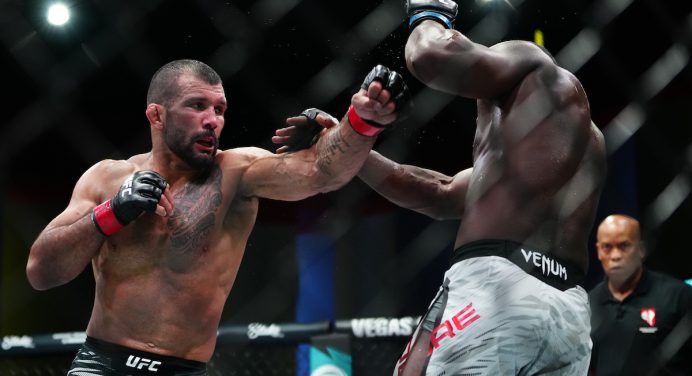 Com versão striker, Rodolfo Vieira surpreende e volta a vencer no UFC Vegas 108