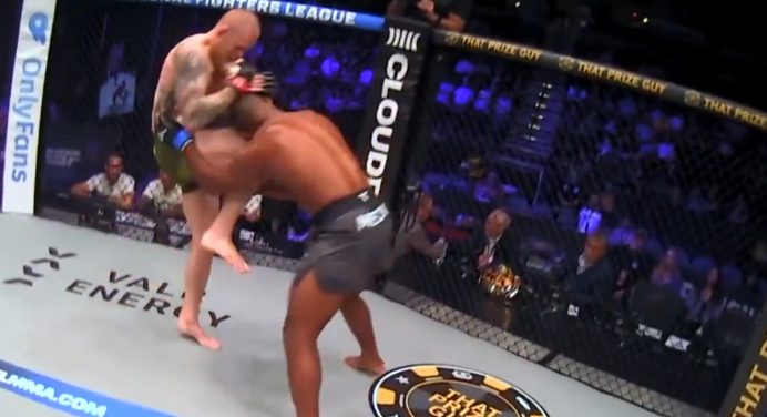 Imagem forte! Joelhada brutal causa ferimento grave e encerra luta na PFL 8
