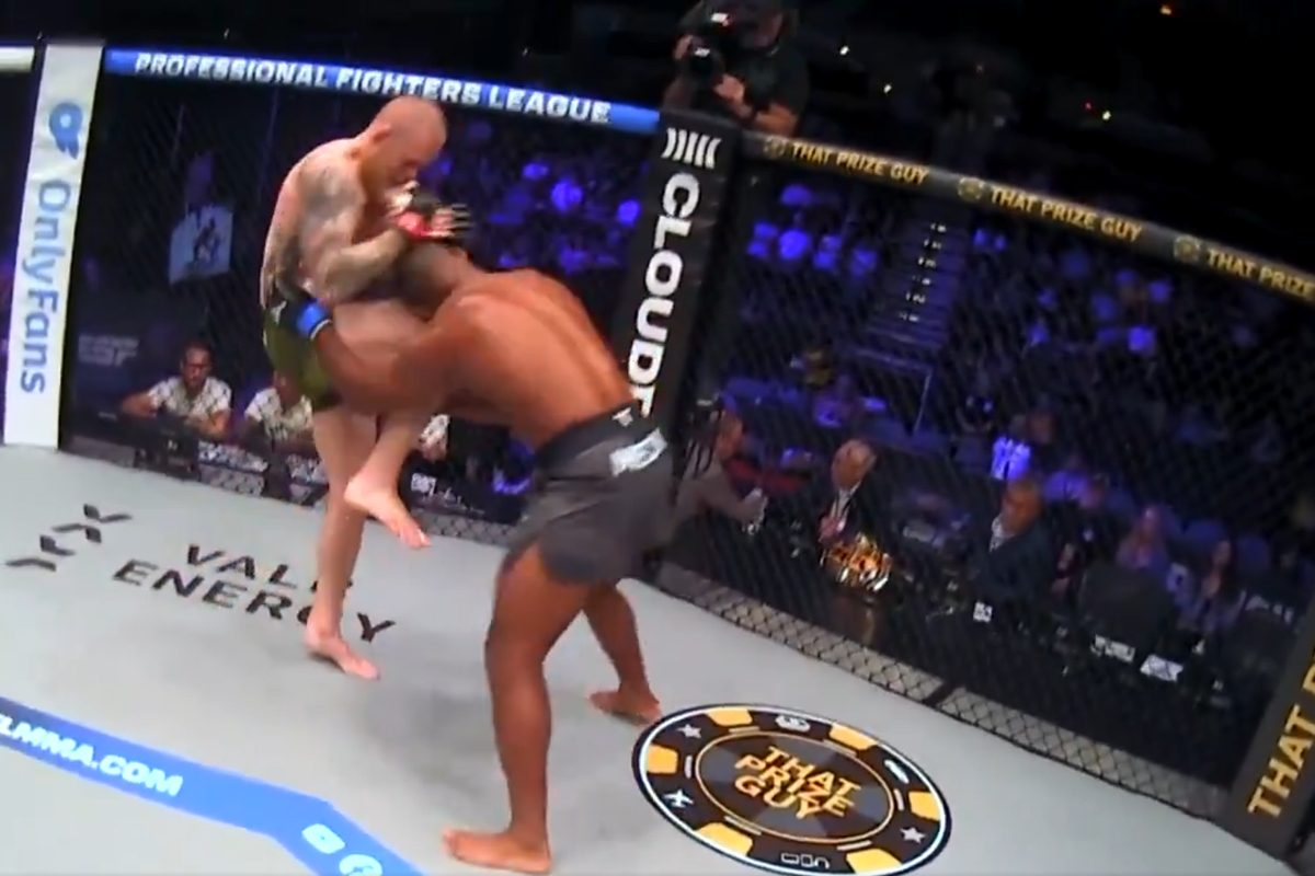 Sarek Shields aplicando joelhada em Nicholas Meck na PFL 8