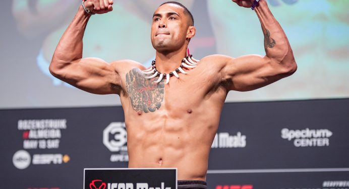 Carlos Ulberg nocauteia Dominick Reyes no UFC Austrália e se aproxima do title shot