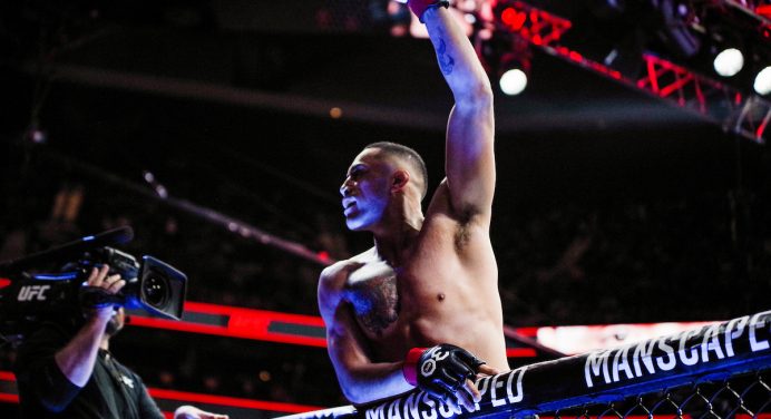 Barba, cabelo e bigode! Carlos Ulberg leva bônus de R$ 267 mil no UFC Austrália