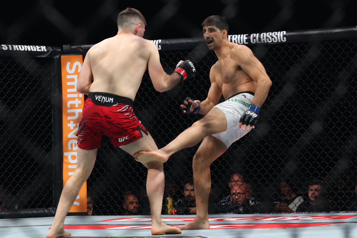 Kauê Fernandes aplica low kick em Harry Hardwick no UFC Paris