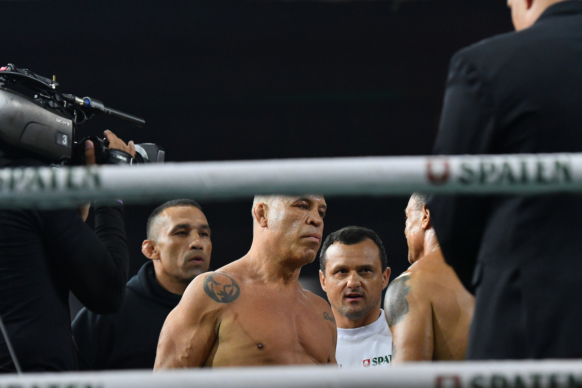 André Dida, de branco, observa a encarada entre Wanderlei Silva e Popó