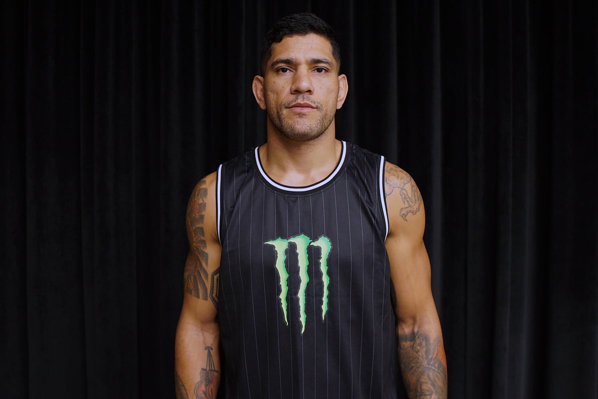 Alex Poatan Pereira em fundo preto