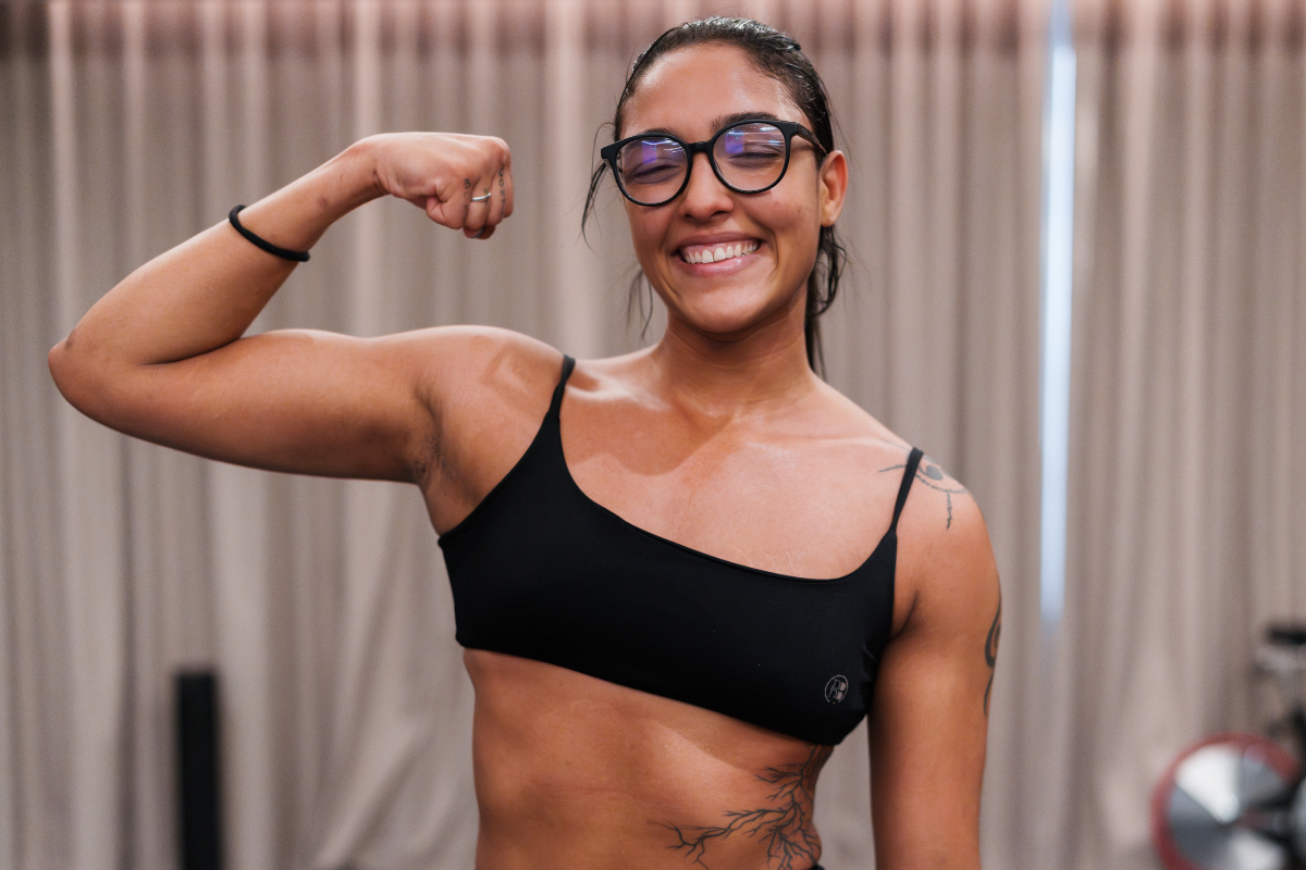 Alice Pereira posa para foto antes de sua estreia no Noche UFC