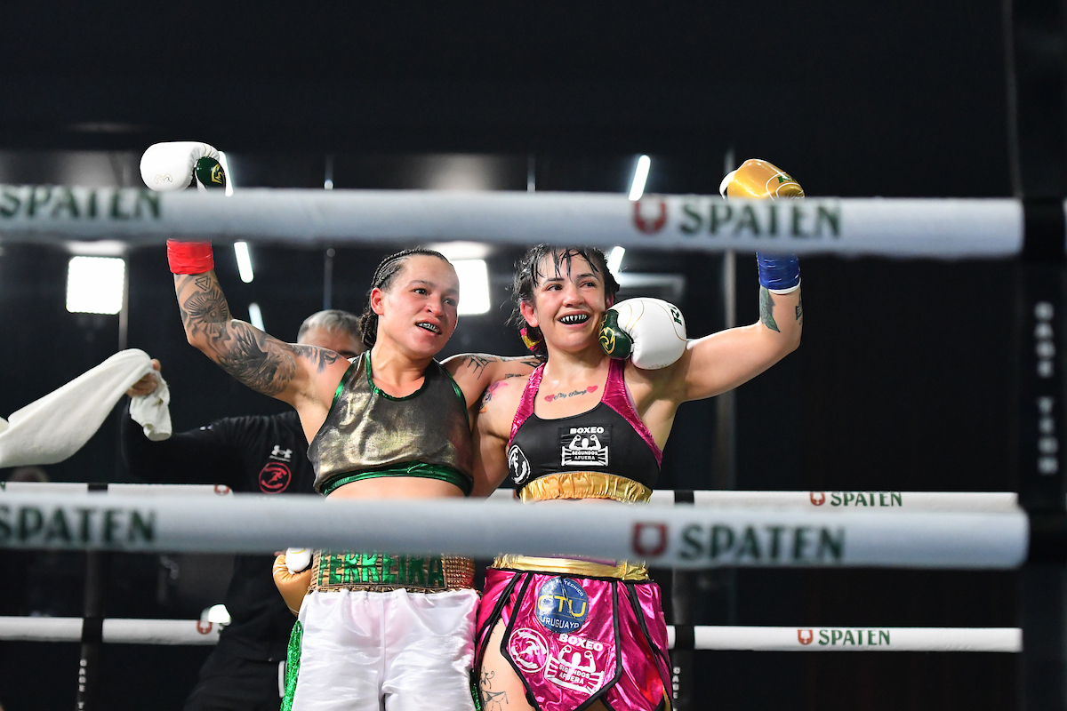 Bia Ferreira e Maira Moneo se abraçam após a luta no Spaten Fight Night 2