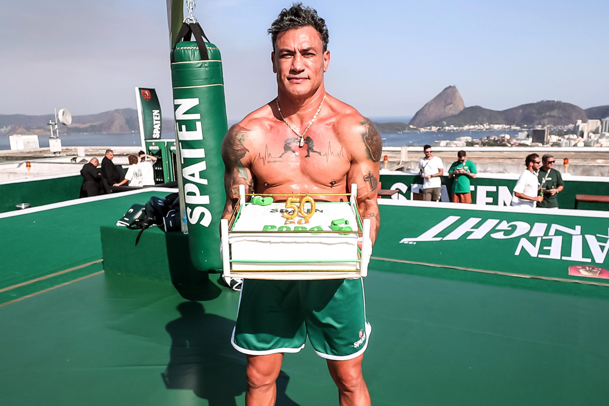 Popó recebe bolo de aniversário no treino aberto do Spaten Fight Night 2