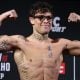 Caio Borralho passa pela balança do UFC Paris