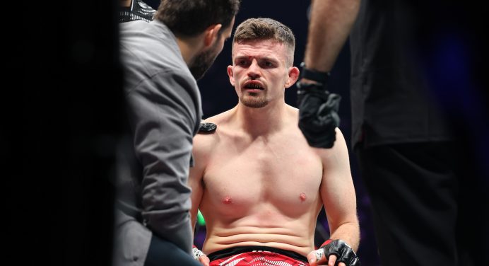 Rival de brasileiro desabafa após sair de cadeira de rodas do UFC Paris: “Fiquei aleijado”