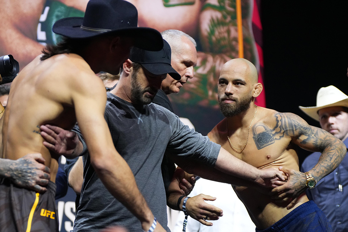Diego Lopes e Jean Silva são contidos durante encarada do Noche UFC