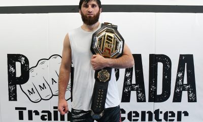 Magomed Ankalaev posa para fotos com o cinturão do UFC no ombro após dar entrevistas em Las Vegas