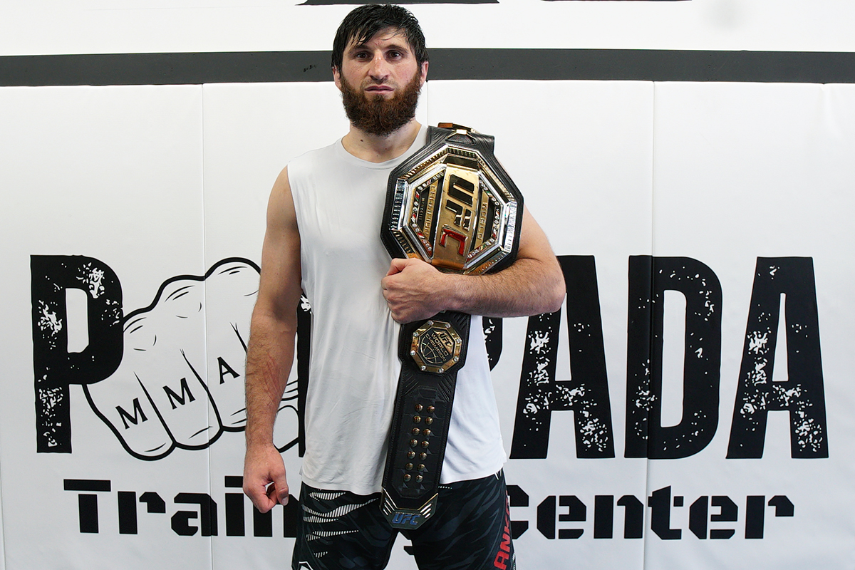 Magomed Ankalaev posa para fotos com o cinturão do UFC no ombro após dar entrevistas em Las Vegas