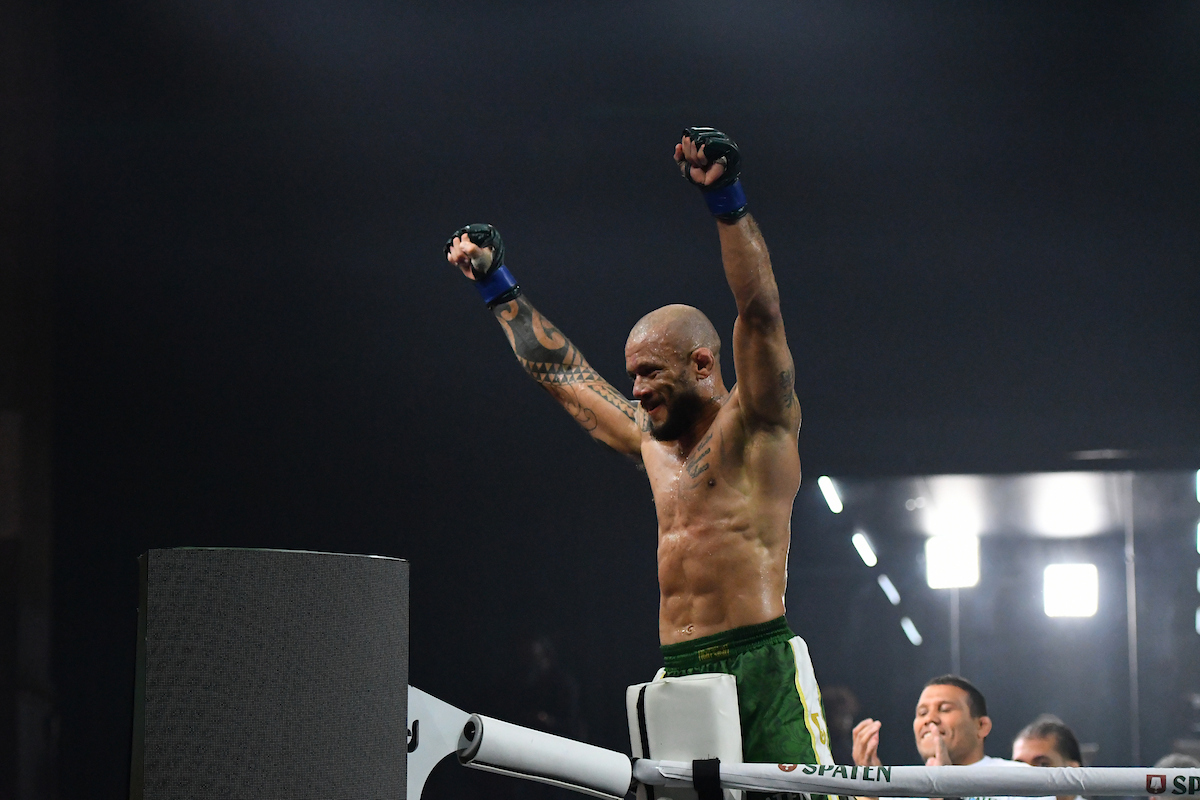 Thiago Manchinha celebra vitória no Spaten Fight Night 2