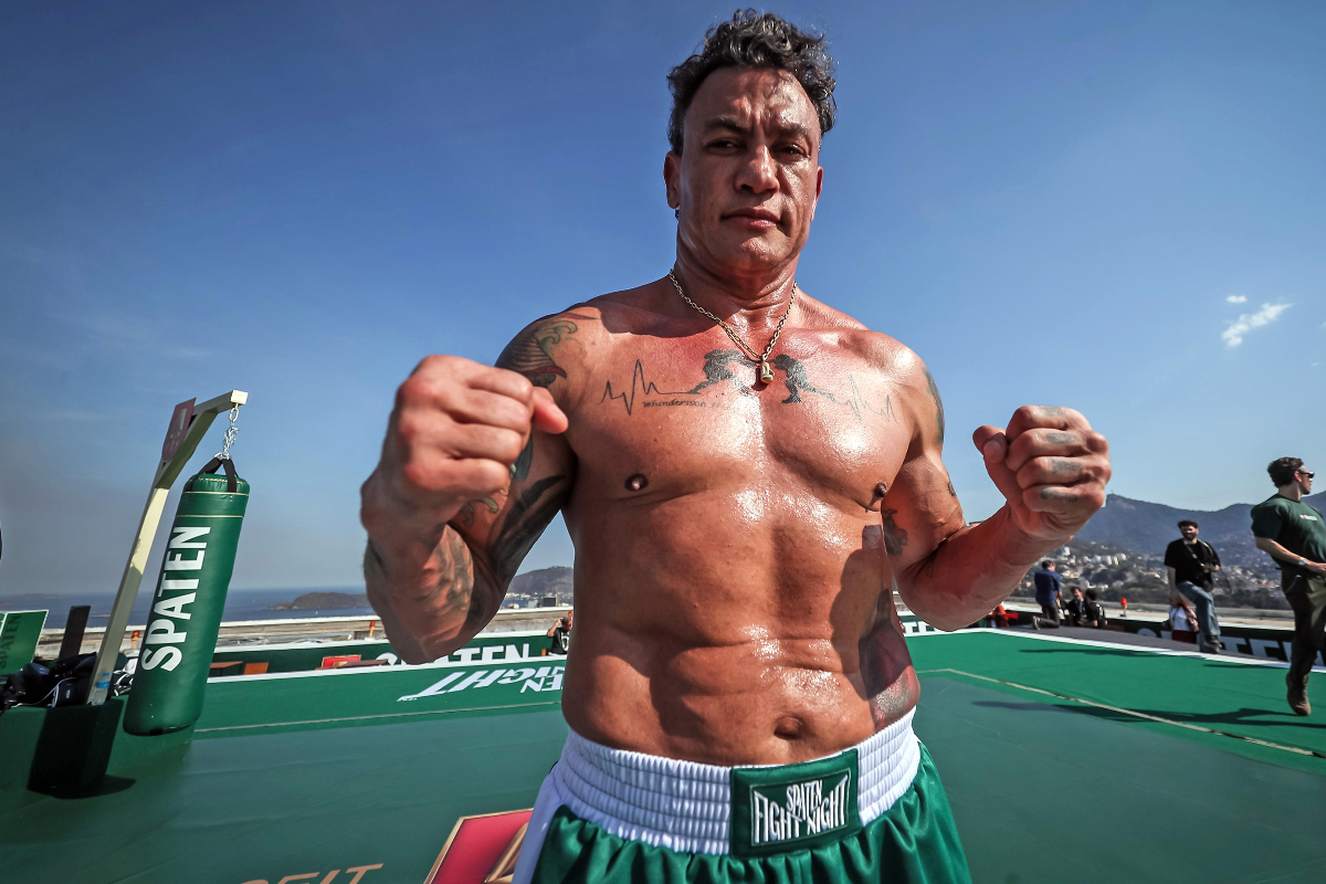 Acelino 'Popó' Freitas posa para foto no treino aberto da Spaten no Rio de Janeiro