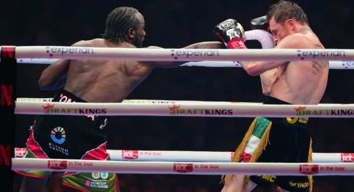 Canelo rasga elogios para Terence Crawford após derrota: “Melhor que o Mayweather”