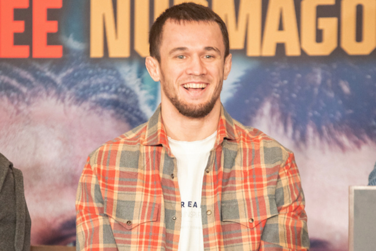 Usman Nurmagomedov sorri durante coletiva do Bellator