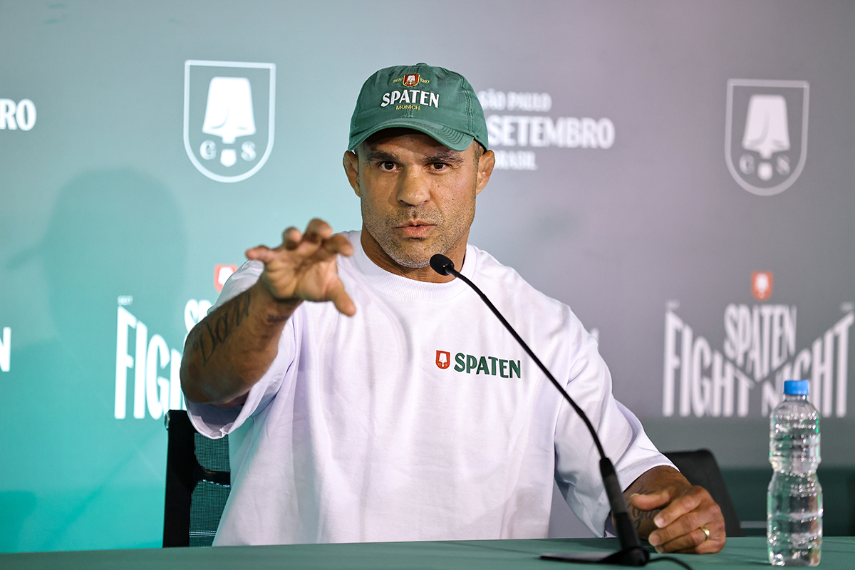 Vitor Belfort fala com jornalistas durante coletiva de imprensa do Spaten Fight Night