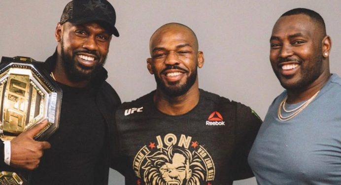Jon Jones quebra o silêncio e presta homenagem ao falecido irmão: “Seu legado me inspira”