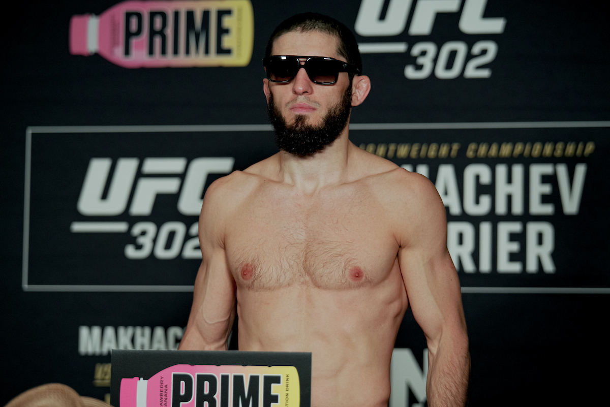 Islam Makhachev na pesagem do UFC 302