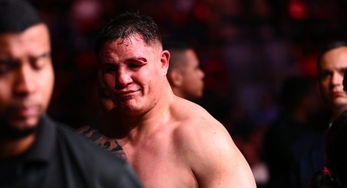 UFC Rio: Com ‘Véio da Havan’ no corner, Jhonata Diniz é dominado por Mario Pinto